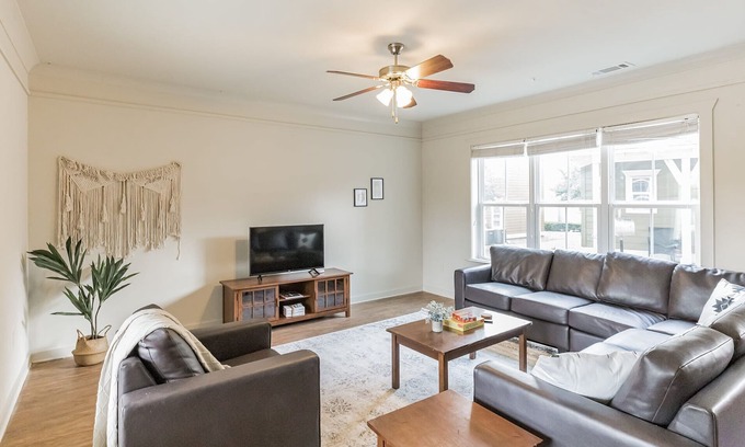 San Marcos House | Brand New to Market 6BD Weekend Getaway