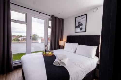 Borehamwood Apartment | Brand-New Top-Floor Flat with Stunning Balcony & Parking