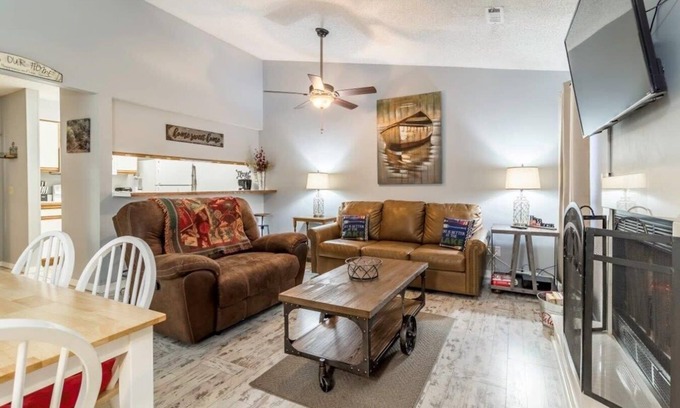Table Rock Apartment | Branson Condo at Pointe Royale with Indoor Pool and Hot Tub on Golf Course near