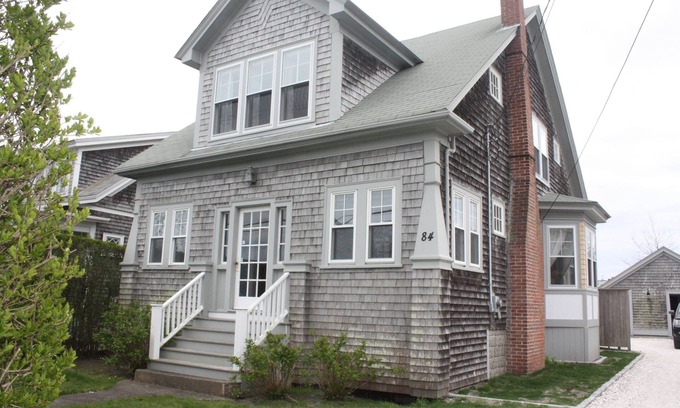 Nantucket Town House | *Brant Point Home- Walk to BEACH,TOWN, EVERYTHING! Deck,Outdoor shower