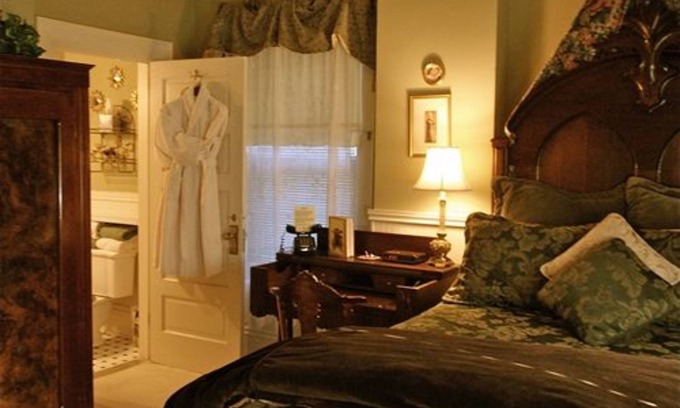 Charleston Bed & Breakfast | Brass Pineapple Inn