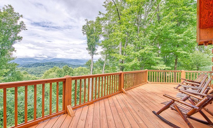 Whittier Cabin | Breath-taking long-range views nestled in the heart of the Great Smoky Mountains