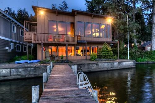 Otis House | Breathtaking Beach House with Fireplace and Gorgeous Sights in Otis, Oregon