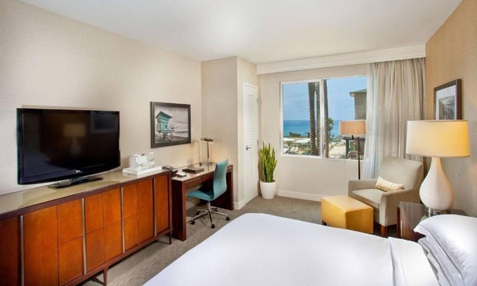 Carlsbad Hotel | Breathtaking Coastal Views! Pet-friendly, Onsite Swimming Pool and Parking!