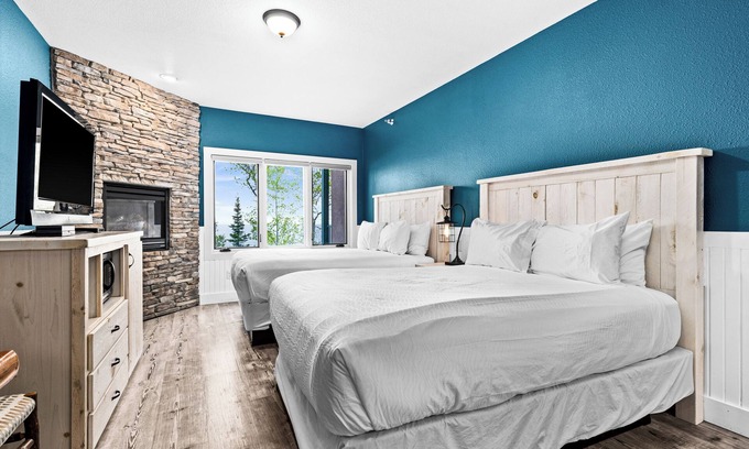 Two Harbors House | Breathtaking Lake Views | Studio, 2 Queen | Pools