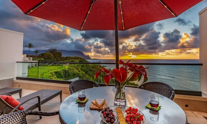 Princeville Condo | Breathtaking Oceanfront Sunset-Bali Hai Views, A/C + Hideaways Beach Surf Below
