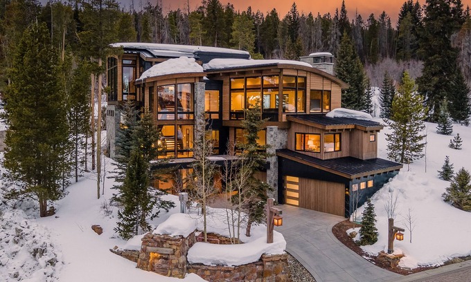 Breckenridge House | Breathtaking Ski-in/Ski-out Home + Mtn Views + Hot Tubs - The Bear’s Den