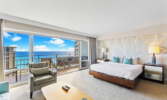 Ala Moana Apartment | Breathtaking Studio | Ocean Views + Free Parking