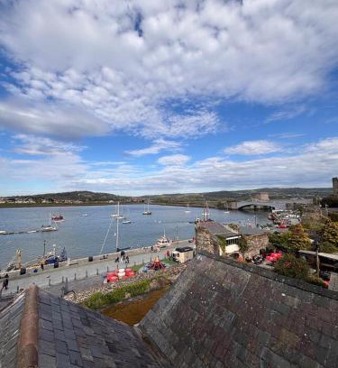 Conwy Apartment | Breathtaking views from a Stylish Coastal Apartment
