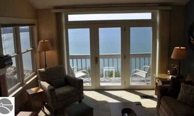 Glen Arbor House | Breathtaking Views of Lake Michigan. Near Sleeping Bear Dunes