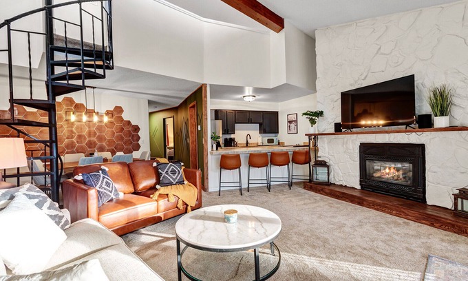 Historic District Condo | Breck-Ski IN Condo⛷Main Street 🏔 Views 😴 sleeps 8! $0 Cleaning fee