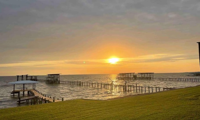 Bacliff House | Breezy Bayshore Bunkhouse