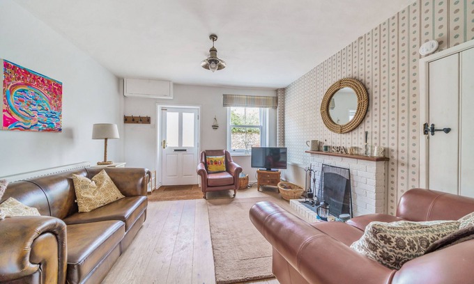 Burnham Market Cottage | Brent Burn - sleeps 4 guests in 2 bedrooms