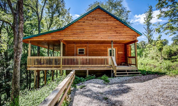 South Bloomingville Cabin | Briarwood Cabin- Canopy Ridge Cabins