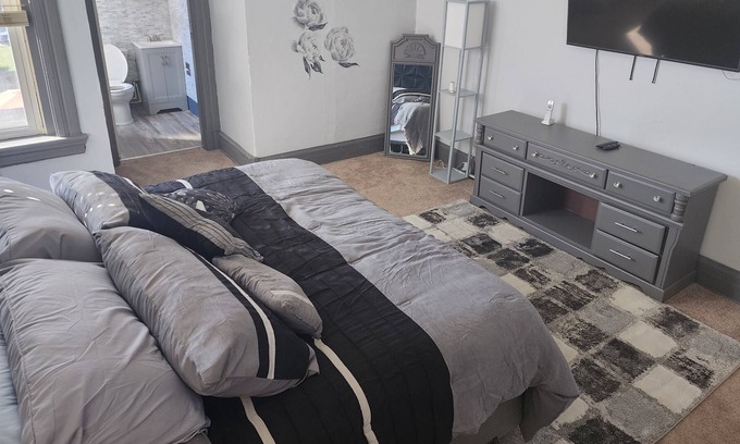 Northside House | Brick Row House Modern &Cozy 7 min from Downtown