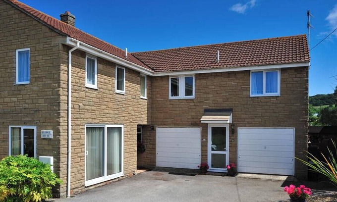 Bridport Cottage | BRIDGE HOUSE APARTMENT, pet friendly, with a garden in Charmouth
