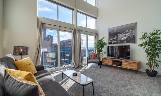 Downtown Seattle Condo | Bright 1 Bedroom Penthouse in the Heart of Seattle