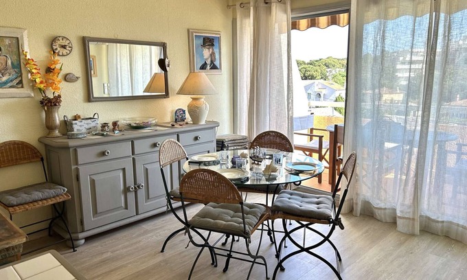 Saint-Raphael Apartment | Bright 2-room apartment, air-conditioned, near the sea in Saint-Raphaël