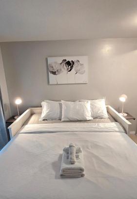 Lower Lonsdale Apartment | Bright 2BR Close to Seabus, and Lower Lonsdale