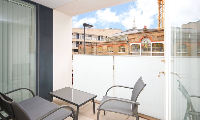 Shoreditch Apartment | Bright 4 bedroom duplex sleeps 8, w/patio off Columbia Road in Shoreditch!