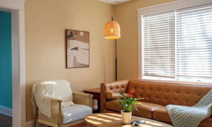 Wilmington House | Bright & Airy Apartment w Massive Master Suite