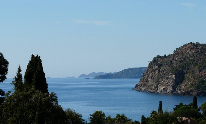 Rayol-Canadel-sur-Mer Villa | Bright and elegant villa facing the sea 3 - 5 minute walk beach