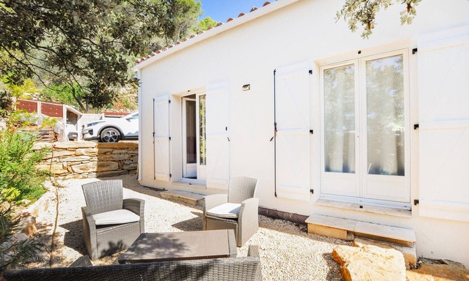 Signes House | Bright and beautiful cottage with pool in Sainte-Baume Natural Regional Park.
