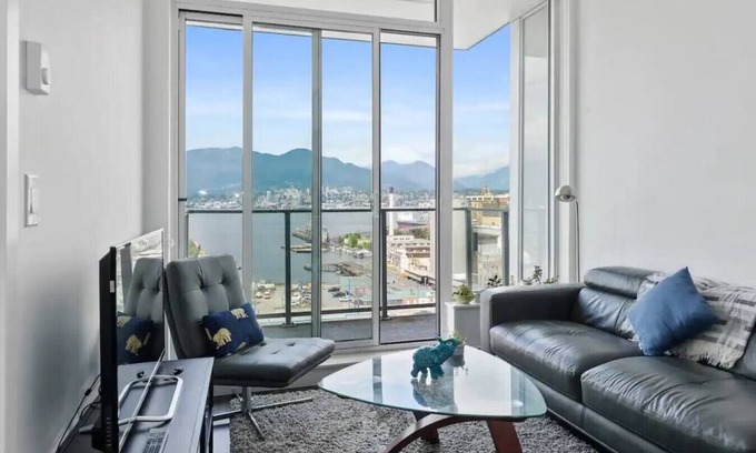 Downtown Eastside Apartment | Bright and Modern One Bed Penthouse