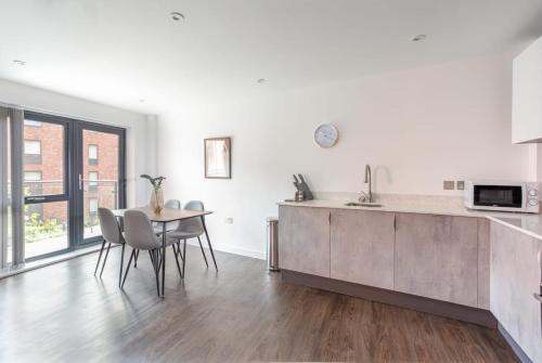 York Apartment | Bright and Spacious 2 Bedroom Apartment in York