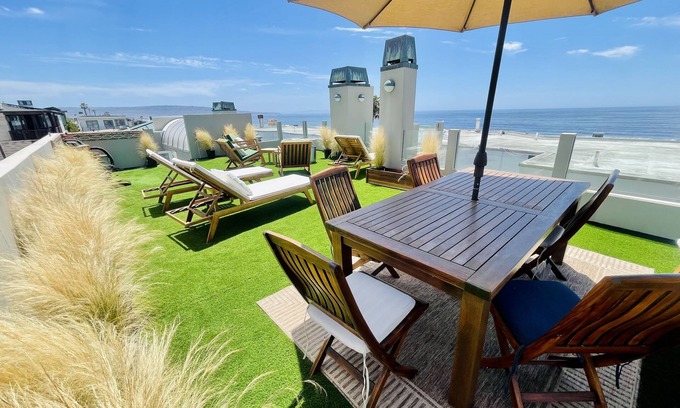 The Strand House | Bright and Sunny Manhattan Beach House Steps to Sand