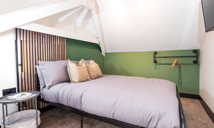 Derby Apartment | Bright and Warm Studio Apartment | Free Parking