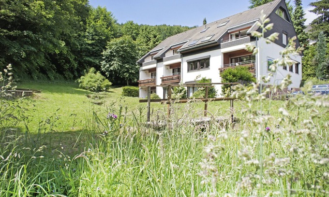 Elpe Apartment | Bright apartment for 6 people on the ground floor with a terrace in the garden right by the forest