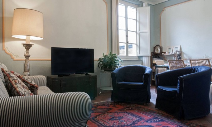 Lucca Historical Center Apartment | Bright apartment in medieval palace between Guinigi tower and the tower hours.