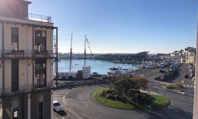 Granville Apartment | Bright apartment overlooking the port and close to shops