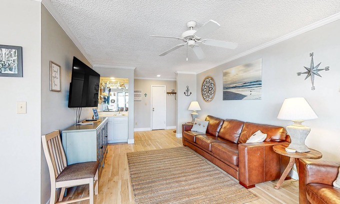 Gulf Shores Condo | Bright & Beautiful Condo with Shared Pool, Boat & Fishing Pier, Balcony, AC