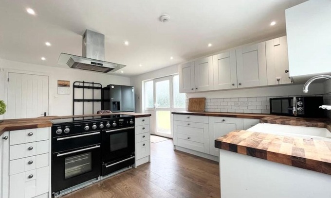 Porthleven House | Bright Bungalow with 3 bedrooms and Garden in Porthlevan