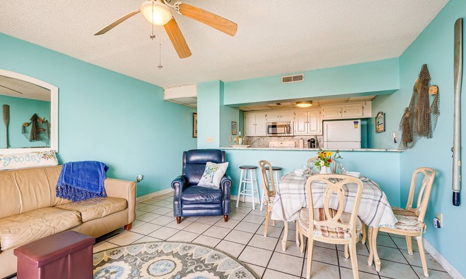 Carolina Beach Condo | Bright Carolina Beach Condo: Public Beach On-Site