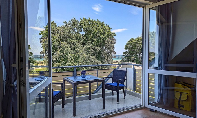 Zingst Apartment | Bright, comfortably furnished apartment directly on the dyke and beach