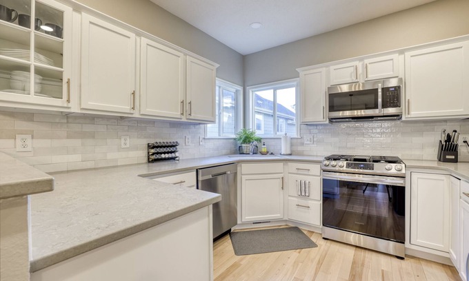 Harris Ranch House | Bright, comfy home in Harris Ranch, Boise. Near river, trails, BSU. Book now!
