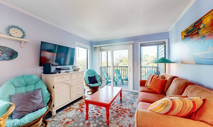 Atlantic Beach Condo | Bright Condo with WiFi, W/D, Screened Porch & Community Pool/Tennis/Day Dock