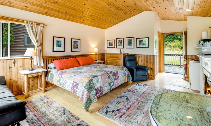 Deer Harbor Cabin | Bright cottage with fireplace, deck & private hot tub - walk to the beach/marina