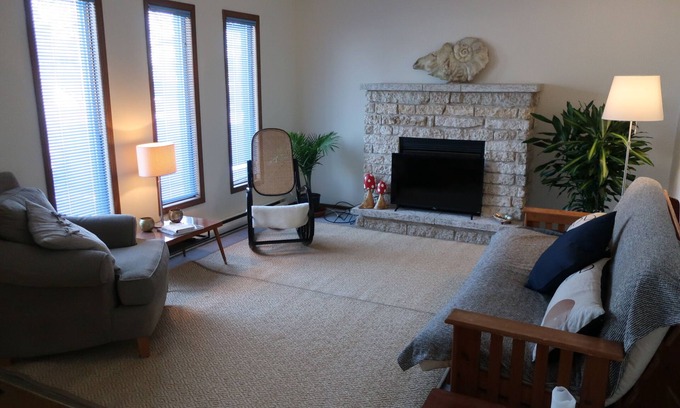 Gimli House | Bright, Cozy, 2 Bedroom vacation hom w/deck - 4 blocks from beach!