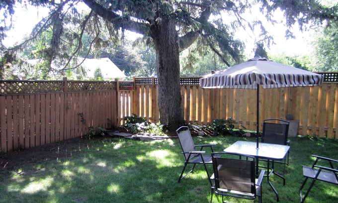 Kingsville House | Bright, cozy, private, 1 bedroom coach house apartment