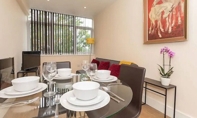 Horsham Apartment | Bright & Fresh APT Close To Town Centre &Train Station