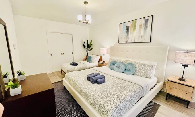 Mont-Royal Apartment | Bright Group Gateway Apartment - Free Parking