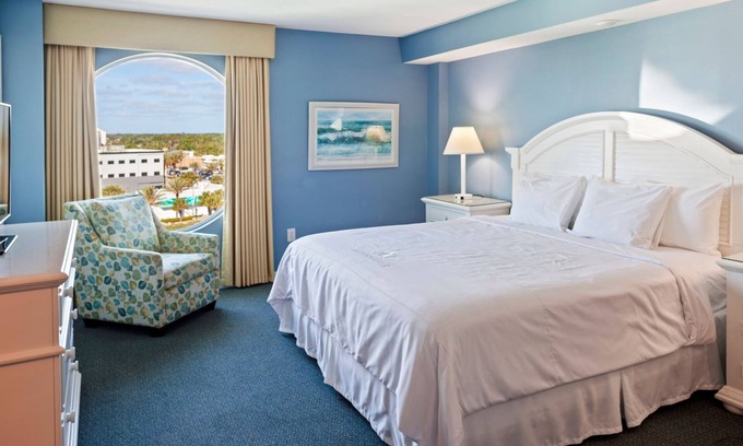 Ormond Beach Hotel | Bright King Room w/City Views – Walk to Everything from This Urban Gem