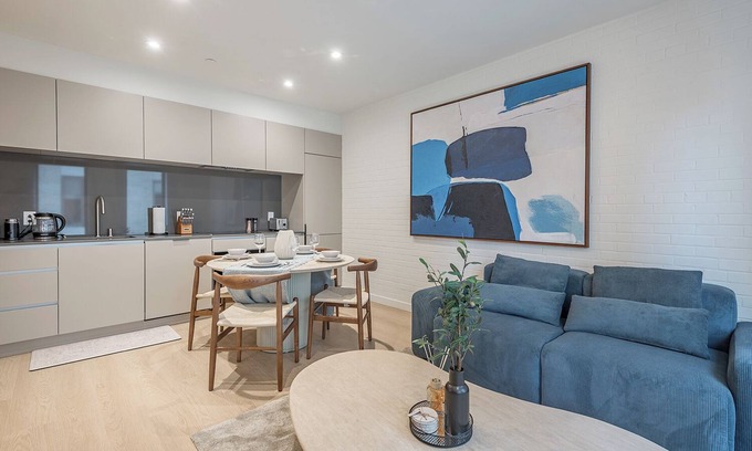 Downtown Montreal Apartment | Bright & Modern 2BR | Golden Square Mile