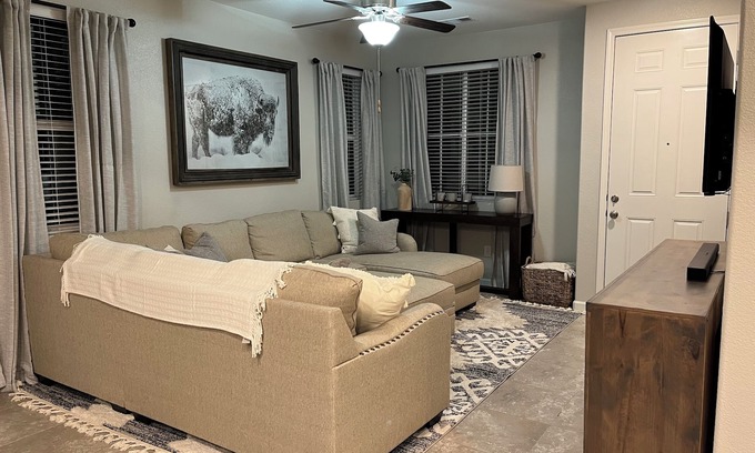 Sparks House | Bright & Modern 3BR Home W/Garage