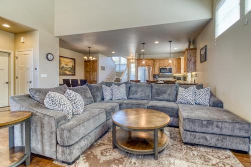 Redmond House | Bright, Modern Retreat in Eagle Crest Resort