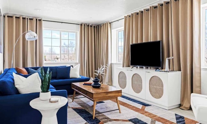 West Colfax Apartment | Bright+Modern Retreat | King Bed | Sloans Lake 30+